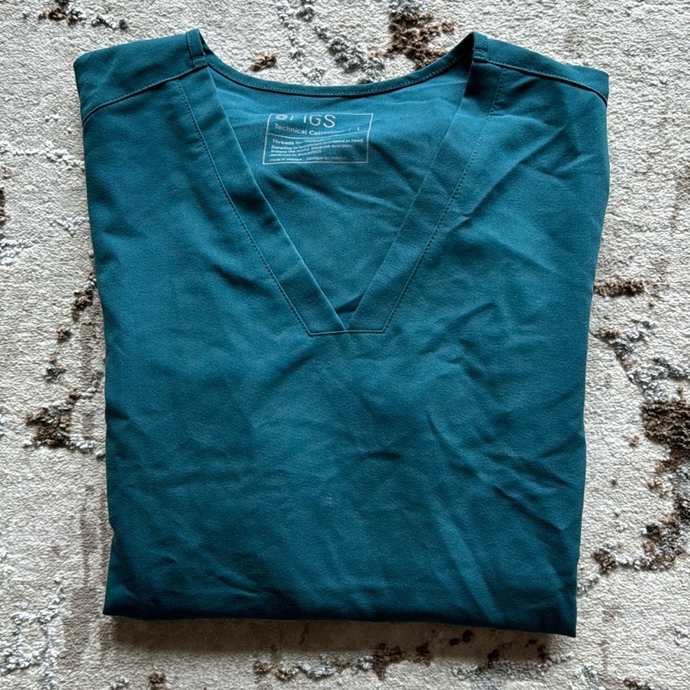 SCRUB TOP